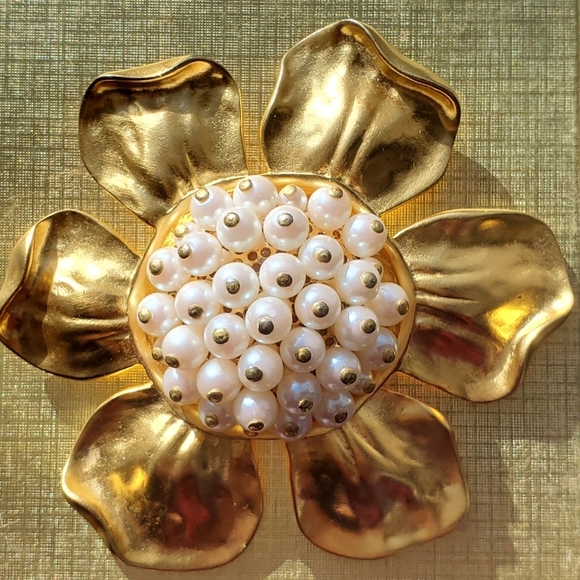 RARE GIVENCHY Vintage Brushed Gold Flower Brooch with Seed Pearl Cluster Center - Picture 7 of 7